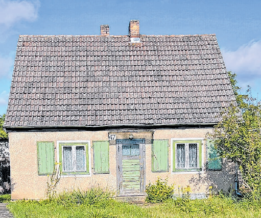 Vom ultimativen Sanierungsobjekt bis zur Traumvilla gehört bei der Neufang & Bierbrauer Immobilien GmbH alles zum Angebot. Links eine Instandsetzungsimmobilie, rechts ein Prachtbau in der Carl-von-Ossietzky-Straße. Fotos (2): N&B
