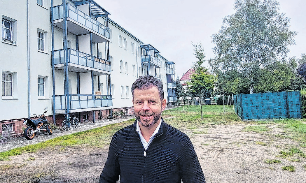 Alexander Bierbrauer vor einer eigenen Immobilie in Eberswalde, deren Sanierung im Sommer beendet wurde.