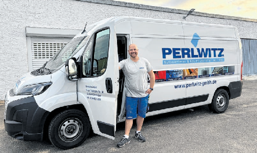 Auf dem Sprung zur nächsten Baustelle: Felix Perlwitz hat täglich den Spagat zu meistern zwischen der Arbeit im Büro, wichtigen Kundenterminen und den Einsätzen auf der Baustelle.