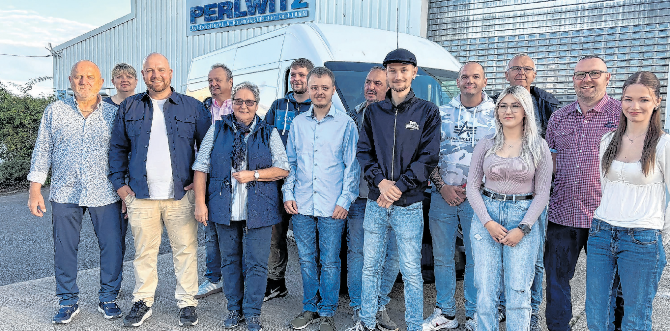 Das aktuelle Team der Firma Perlwitz - von links nach rechts: Guido Perlwitz, Carolin Heldt, Felix Perlwitz, Andreas Westphal, Ramona Knaak, Kevin Krüger, Nico Siemon, Jens Jess, Paul Winkelmüller, Andreas Thelke, Leonie Lehmann, Mathias Martin, Ingolf Schinacha und Lilian Raetz Fotos: Bernd Röseler