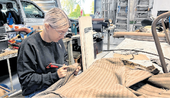 Den Start ins Berufsleben vollzieht Leonie Lehmann. Hier ist sie gerade dabei, Schablonen für die Neuanfertigung von Sitzbezügen zu erstellen.