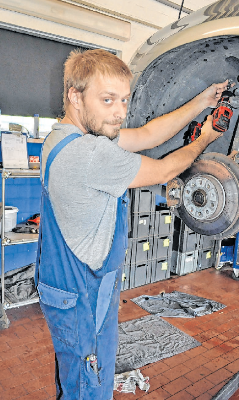 In der Werkstatt: KFZ-Mechatroniker Sebastian Schultz bei Reparaturarbeiten an einem Kundenfahrzeug.