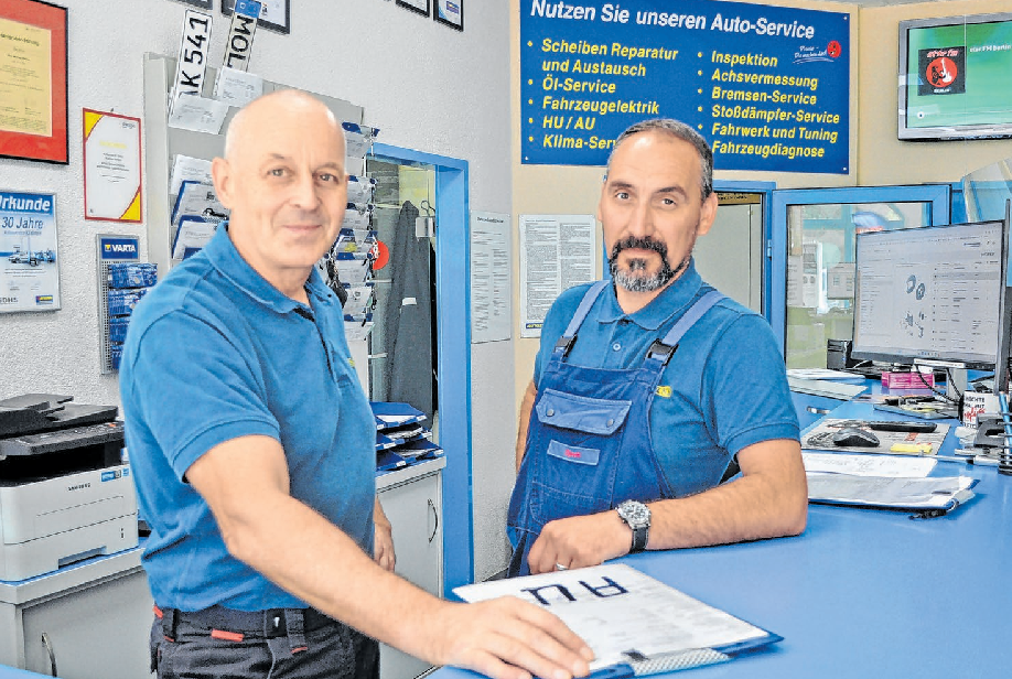 Für zufriedene Kundschaft im Einsatz: Uwe Domann, Kundendienstberater, und Werkstattmeister Christian Specht.