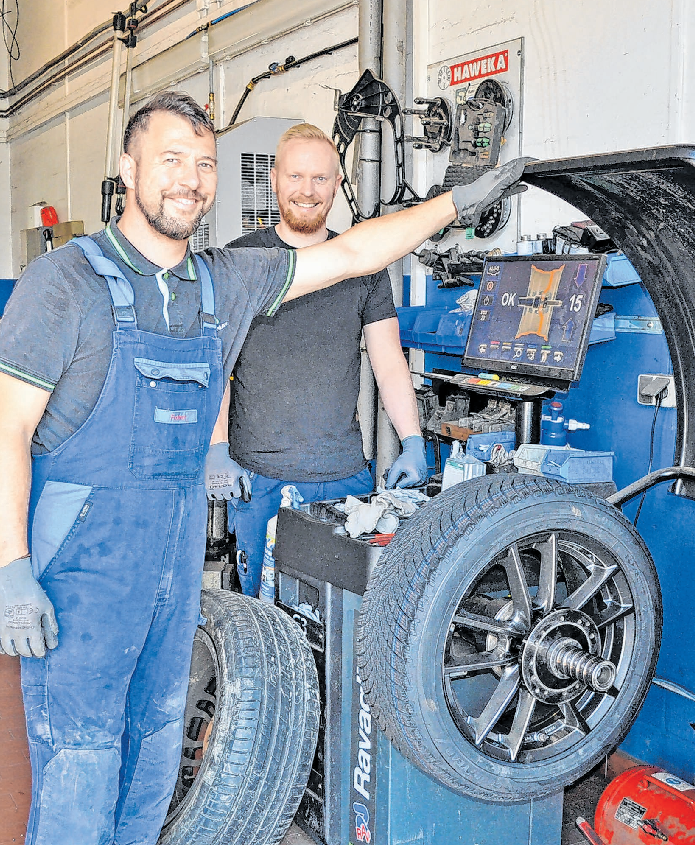 Sorgen dafür, dass alles rund läuft: Sebastian Fechner und Denny Städtke an der Auswuchtmaschine für Reifen.