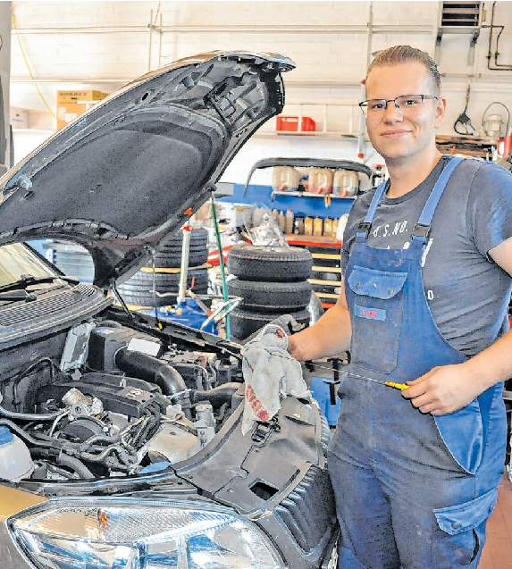 Lehrling Erik Elsner bereitet sich auf seine Abschlussprüfungen vor: In der Werkstatt hat er sich mit allen Service-Arbeiten vertraut gemacht.