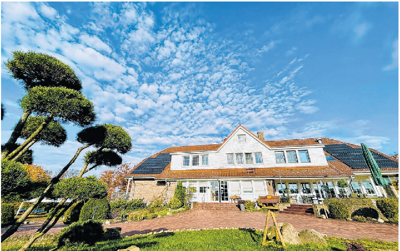 Das Hotel Reindahls mit dem Café liegt unweit des Golfparks Schloss Wilkendorf und richtet auch kleine Feierlichkeiten und Feste aus. Foto: Hotel Reindahls