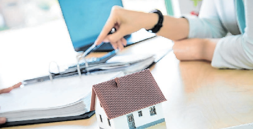 Gemeinschaftlicher Hausbau kann Kosten sparen und zusammenschweißen. Foto: Christin Klose/dpa-mag