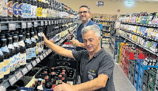 Herr Reetz und Herr Jachmann halten die Stellung in der Getränkeabteilung. Foto: Christine Schilg