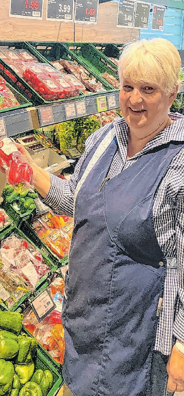 Frau Lusansky schaut nach dem Rechten in der Gemüseabteilung. Foto: Christine Schilg