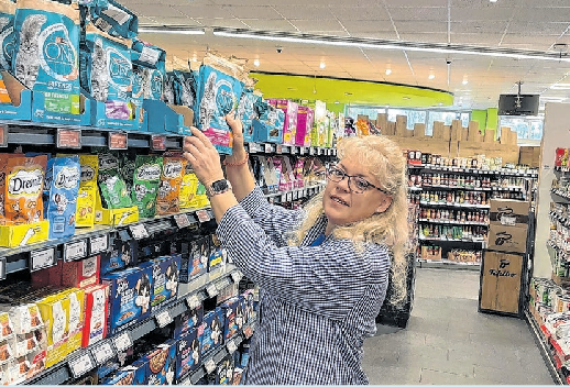 Frau Palwitz sorgt für Ordnung im Bereich der Tiernahrung. Foto: Christine Schilg