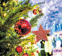 Kreative Spiele bringen frischen Wind in die Weihnachtsfeier, fördern Wertschätzung. Foto: C. Soeder/ dpa