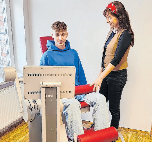 Ganz neu im Ensemble der Trainingsreäte: ein Bein-BeugerStrecker. Sabina Schönfelder und ihr Mitarbeiter Patryk Cor haben ihn vor dem Einsatz getestet.