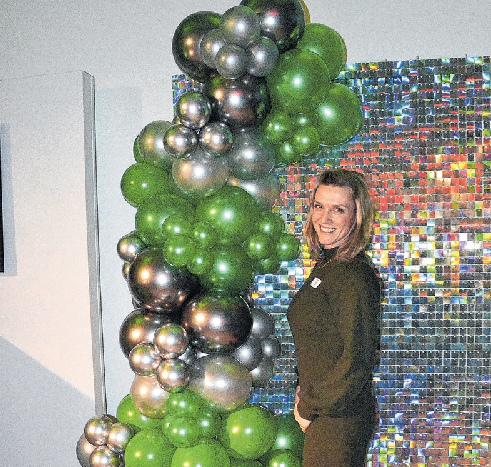 Nicole Hinz begeisterte mit Ballonträumen in den Farben Weiß und Grün des Gewerbevereines.