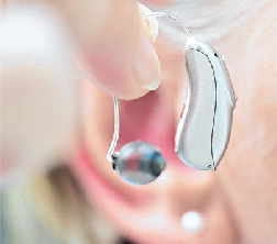 Gepflegte und trockene Hörsysteme sorgen auch im Winter für zuverlässiges HöFoto: Bernd Weißbrod/ ren. dpa-mag