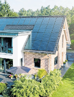 StromPhotovoltaikanlage, speichersystem und Wärmepumpe machen unabhängig, schonen das Klima und sparen dazu Kosten. Foto: EWE/Kleinphotos