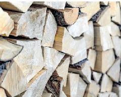 Trockenes, gespaltenes Holz ist ideales Feuerholz für Ofen und Kamin. Foto: Daniel Maurer/dpa-mag