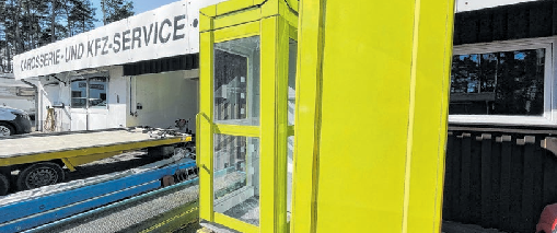 Das Innenleben der Bücherzellen ist noch nicht fertig, aber von außen leuchten sie schon unübersehbar. Foto: J.Posna