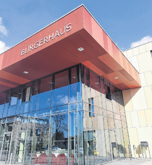 Vor 15 Jahren neu gebaut: Gehört auf jeden Fall mit zu Neuenhagens besten Adressen: das Bürgerhaus an der Hauptstraße 2, direkt am Bahnübergang. Das an dieser Stelle neu errichtete Kulturhaus feiert im Juni sein 15-jähriges Bestehen. Foto: Tim Johnschker