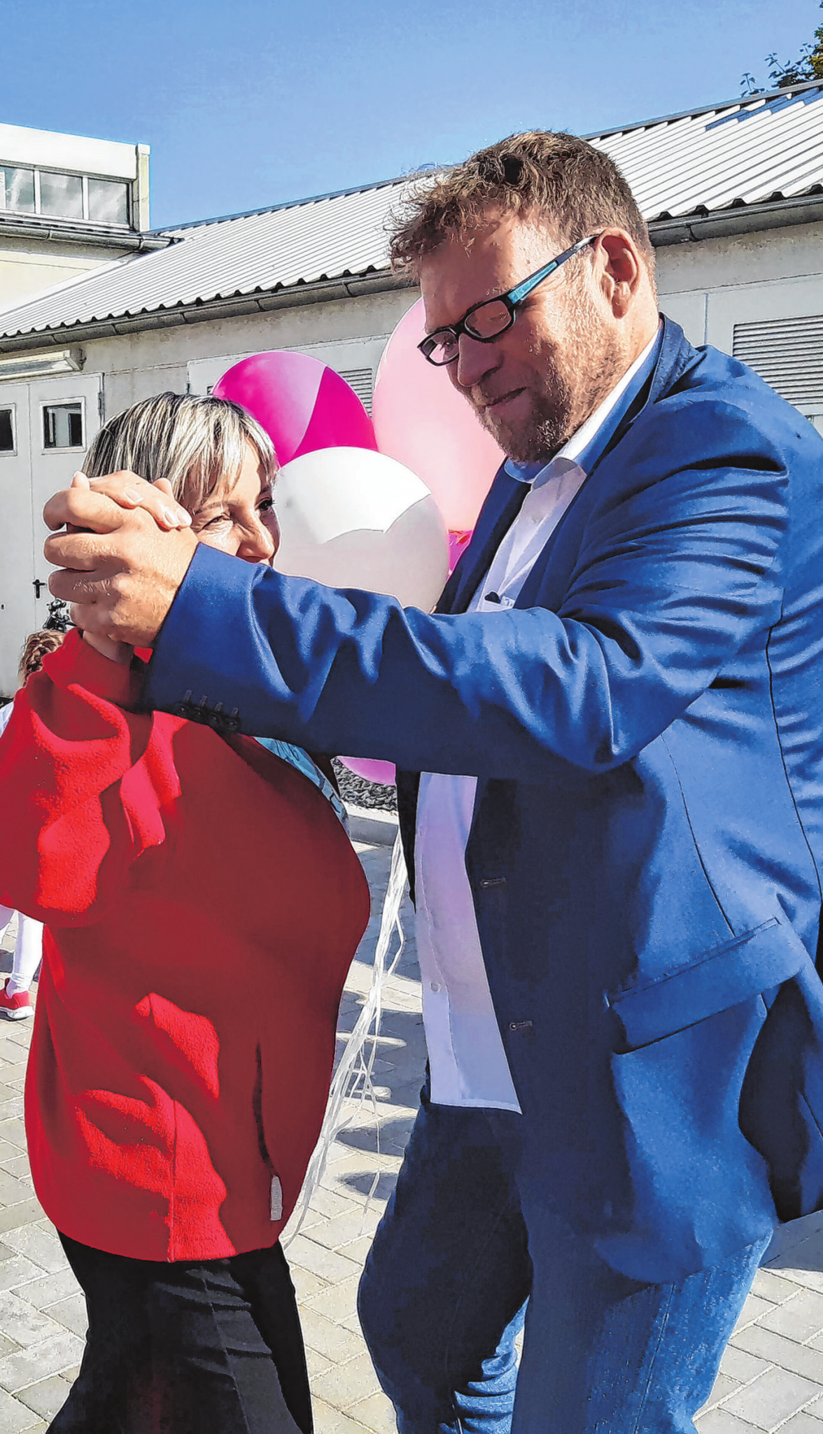 Inspiriert von der Kindern, die mit einem Walzer, ihre neue Kita begrüßten, lud Karsten Schulte, ehrenamtlicher Präsident des DRK Ost, Kita-Leiterin Ilka Brucke zu einem Tänzchen ein.