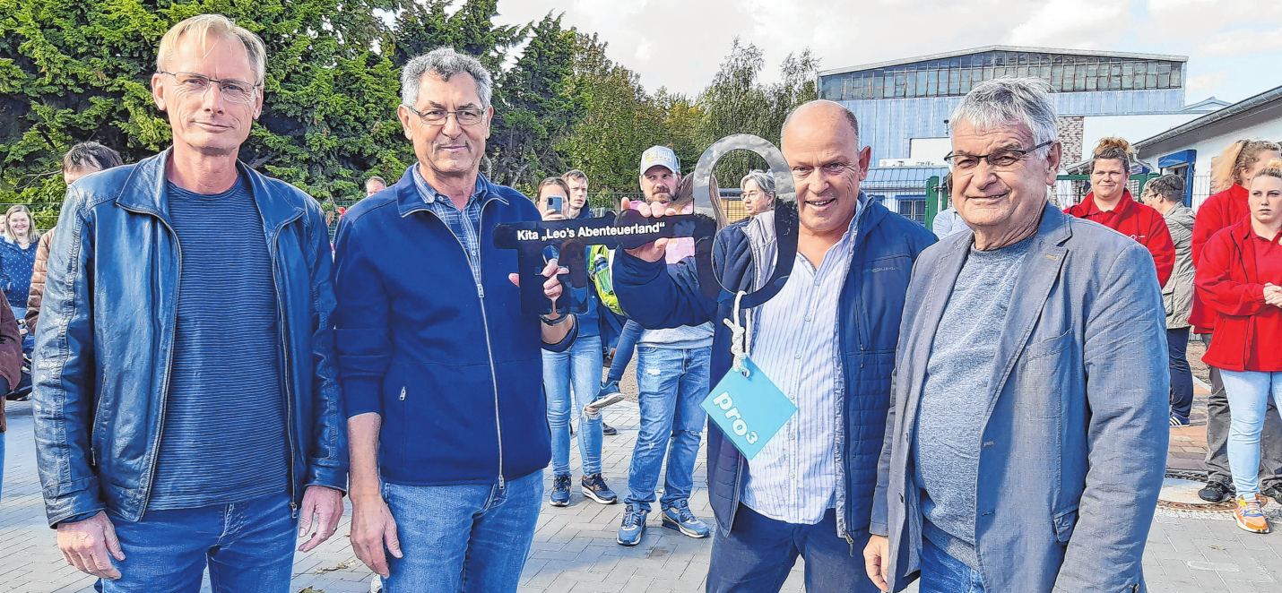 Es ist vollbracht. Das Team des Planungsbüros pro³ überreichte den Kita-Schlüssel an Bürgermeister Jörg Schröder.