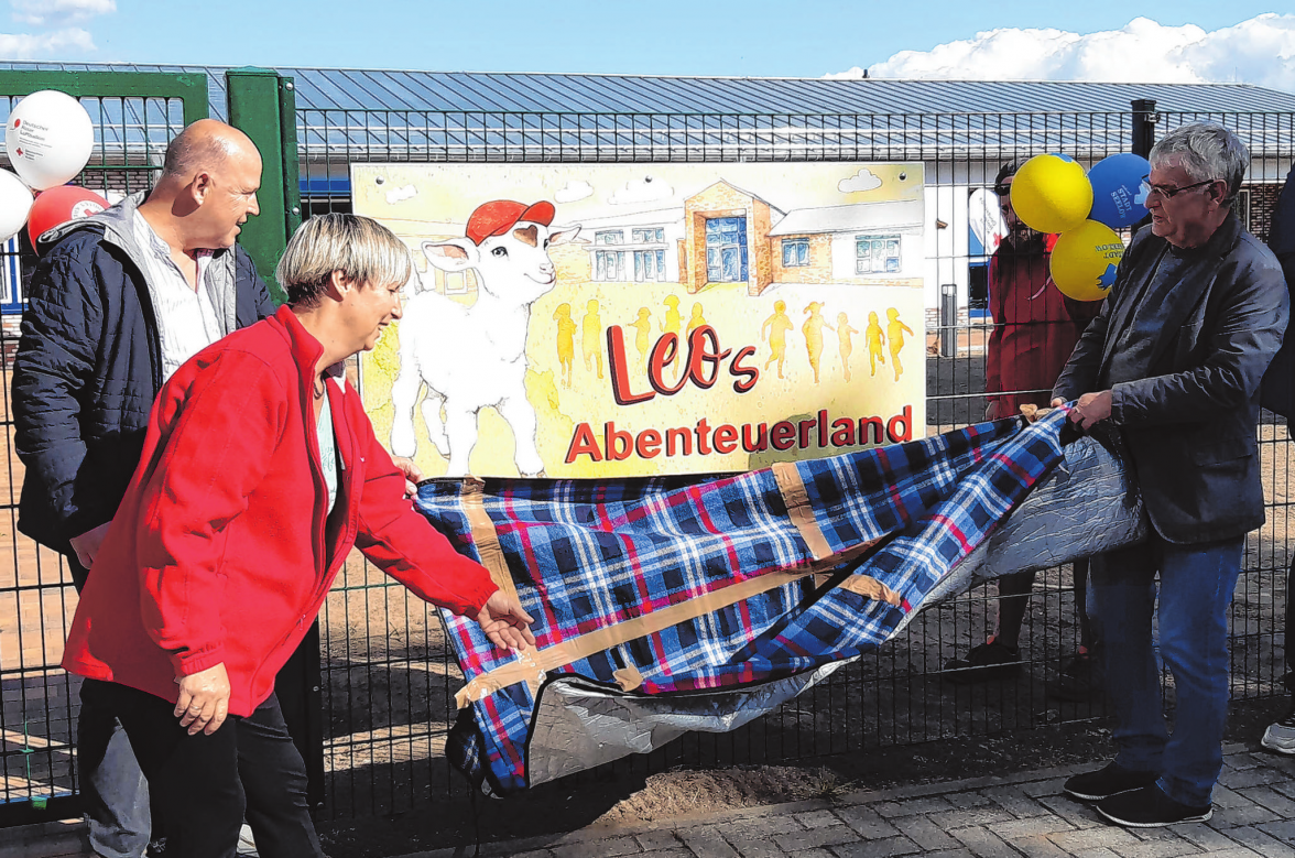 Gemeinsam enthülten Bürgermeister und Kita-Leiterin das Namensschild der Kita „Leo's Abenteuerland“.