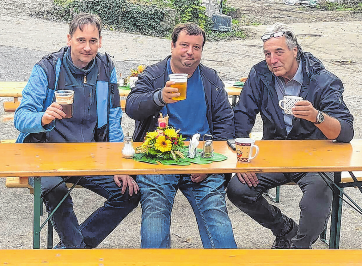 Feierten kürzlich Richtfest in der Markendorfer Straße 20 b: die drei Bauherrn (v.l.n.r.) V Marco Wegner, Alexander Wolf und Winfried Albert. Foto: Privat