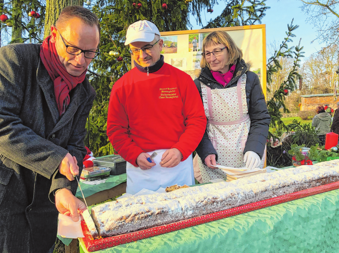 Eröffnet wird der Weihnachtsmarkt auch in diesem Jahr mit den Stollenanschnitt der Bäckerei Baumgärtel. INES WEBER-RATH