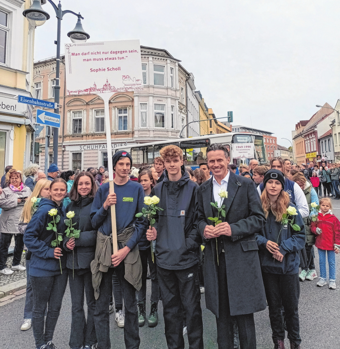 Schüler des Geschwister-Scholl-Gymnasiums um Schulleiter René Marschall nahmen kürzlich auch am Festumzug zum 750. Geburtstag von Fürstenwalde teil. Ihr Motto war das Sophie Scholl-Zitat ,,Man darf nicht nur dagegen sein, man muss auch etwas tun". Foto: Marschall