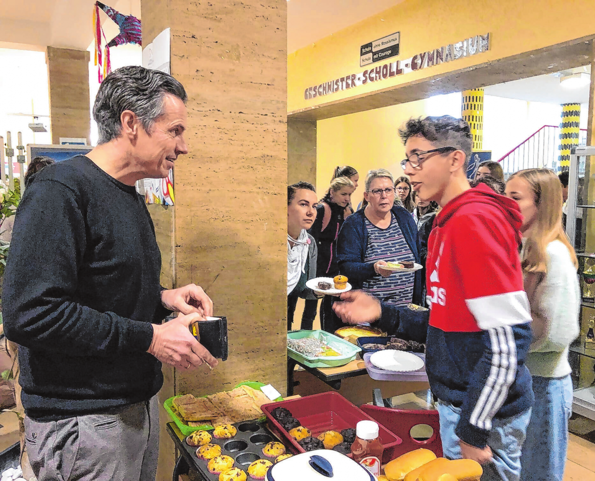 Da greift auch Schulleiter René Marschall gern zu - Schüler verkaufen frischen Kuchen, um ihre Klassenkasse aufzubessern. Fotos: Sabine Uy