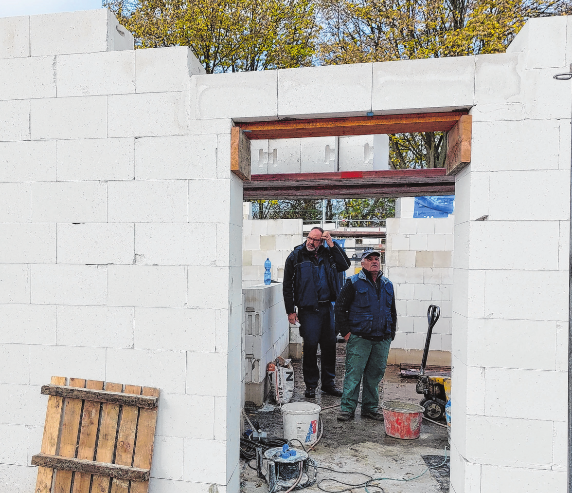 Haben auf dem Bau den Hut auf, Ronny Hickel (I.) und Matthias Klug vom Vorstand. Foto: saschu