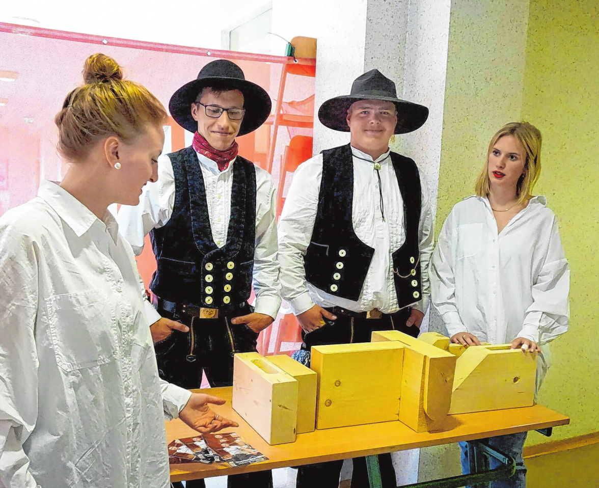 Anne Fey, Max Messal, Max Mademann und Marlena Wenk von der MAX Holzbau GmbH aus Marienwerder beim Berufemarkt in Eberswalde im vergangenen Jahr.