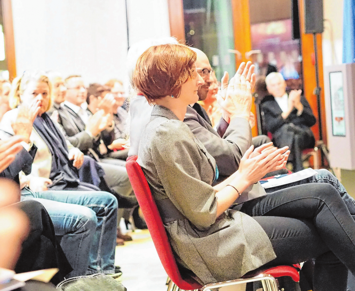 Mit zwei Bussen waren zahlreiche Gäste aus Frankfurt nach Berlin zur Diskussion über das Zukunftszentrum angereist.