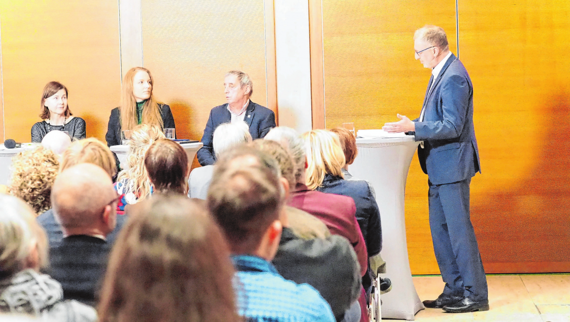 Der Chefredakteur der Märkischen Oderzeitung und der Lausitzer Rundschau Claus Liesegang (r.) moderierte.