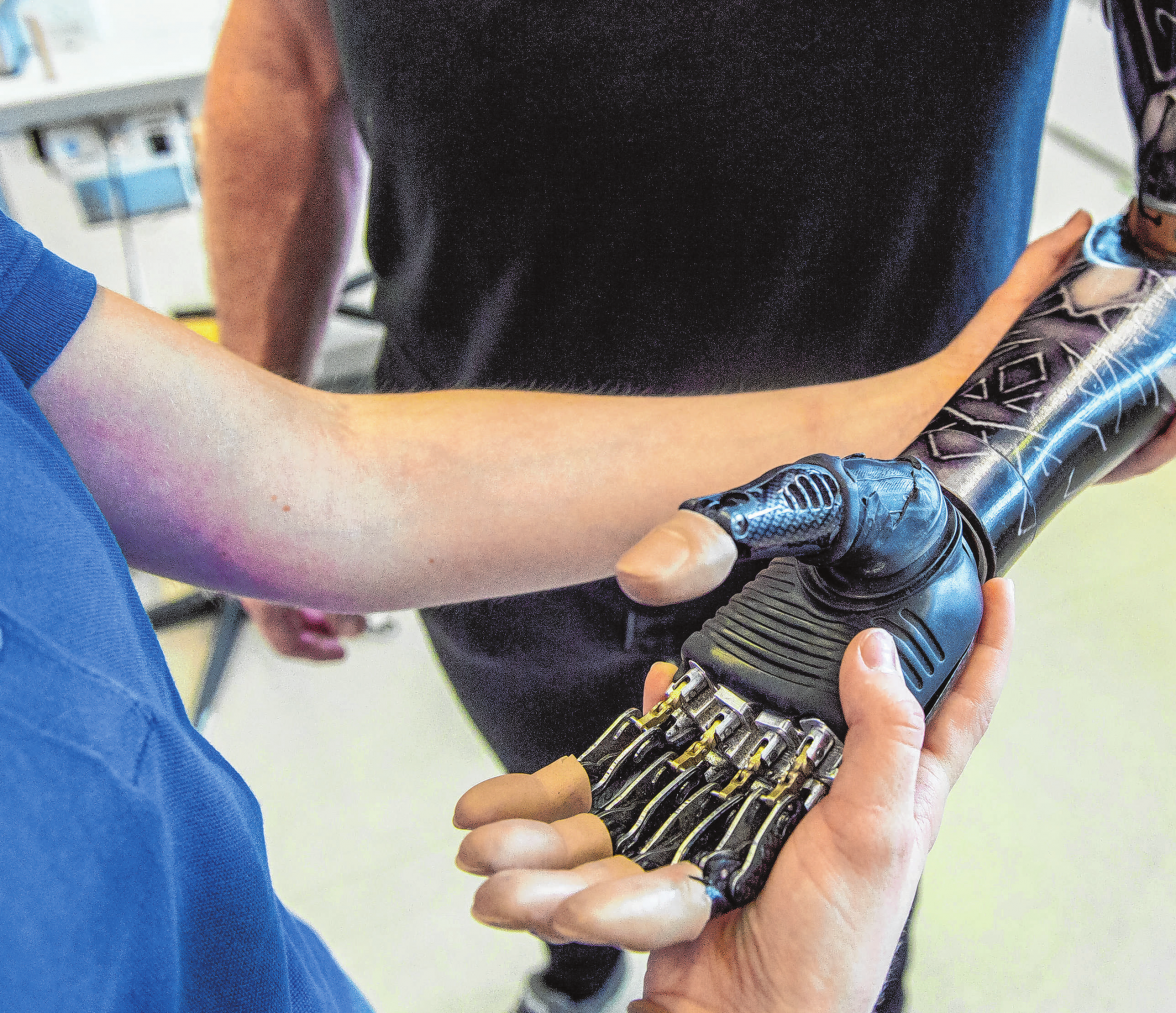 Orthopädietechnik-Mechaniker erklären den Patienten, ihre Hilfsmittel zu handhaben. Sie lernen in der Ausbildung, wie das richtig geht.