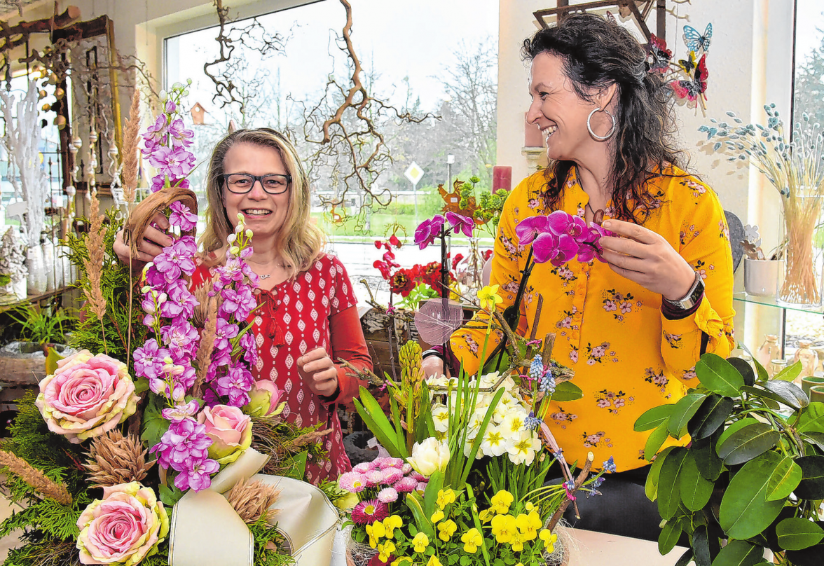 Die Chemie stimmt. Gemeinsam setzen Sabrina Jachnow und ihre sehr gute Kollegin und Freundin Kerstin Sager ihre Ideen um - zum Beispiel hier beim Dekorieren einer Frühlingsschale mit Primeln, Gänseblümchen, Stiefmütterchen, Hyazinthen und anderen Frühlingsblumen.