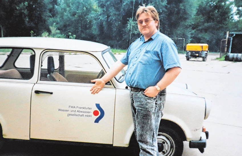 Trabant als Firmenfahrzeug 1993 mit Andreas Loth, Technologe im Rohrnetz, der auch heute noch bei der FWA arbeitet. Foto: FWA