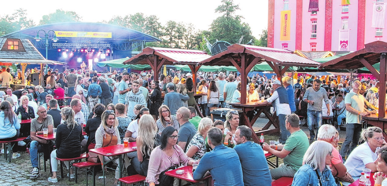 Volksfeststimmung auf dem Erzbergerplatz in Finowfurt: Mit tausenden Gästen zählt das Flößerfest zu den Großveranstaltungen im Barnim.