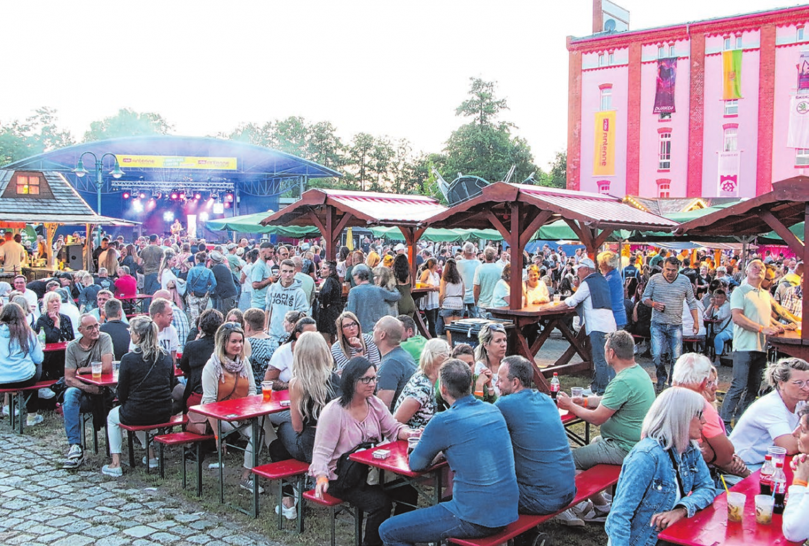 Volksfeststimmung auf dem Erzbergerplatz in Finowfurt: Mit tausenden Gästen zählt das Flößerfest zu den Großveranstaltungen im Barnim.