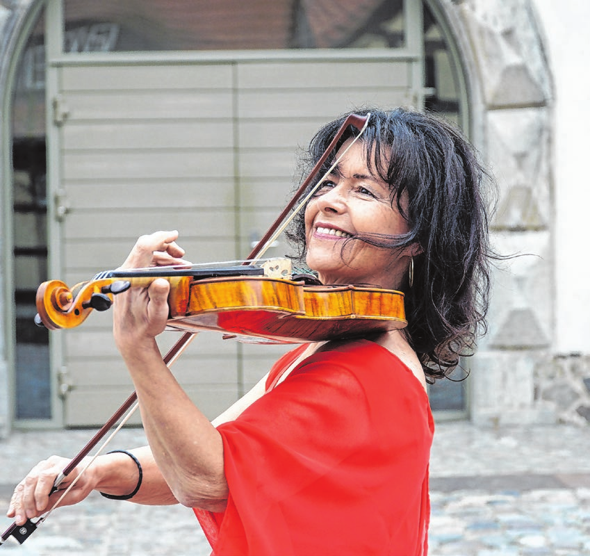 Wieder mit Klassik dabei: die französische Geigerin Elisabeth Balmas und ihr Kammerorchester Foto: Jenny Jürgens