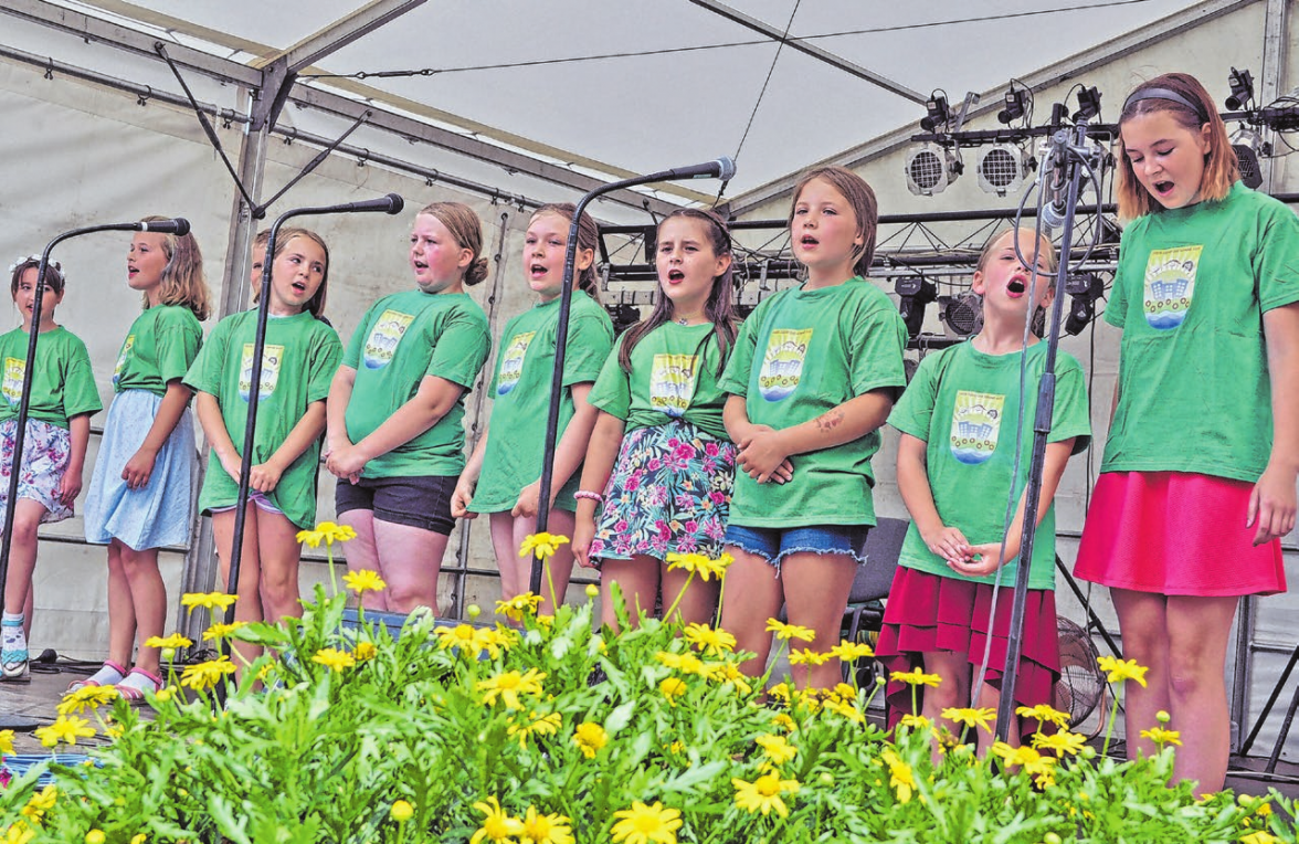 Sie sangen zu Ehren der Prinzessin „Du bist eine Sensation...!“: Mitglieder des Schulchors der Grundschule Küstrin-Kietz traten auf dem 33. Blumenfest unter Leitung von Kerstin Eichler auf. Foto: Cornelia Link-Adam