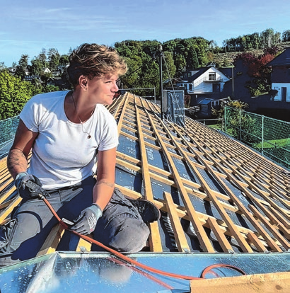 Im Dachdeckerhandwerk ist nicht mehr nur reine Muskelkraft gefragt. Dafür aber vielseitige Fähigkeiten, die den Beruf zunehmend für Frauen interessant machen.