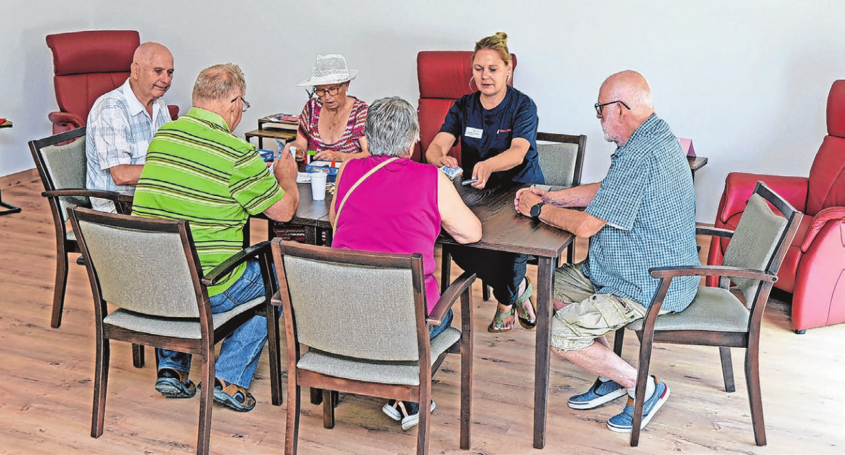 In den großzügigen Räumen der Tagespflege können sich die Besucher unterhalten, Gesellschaftsspiele spielen, essen oder Kaffee trinken.