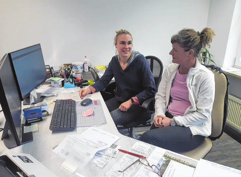 Die Chefin und die neue Mitarbeiterin. Magdalena Schulz (l.) bespricht mit Sandy Fiedler deren Aufgabengebiet. Sie wird vor allem im Bereich der Rezeption sowie in der Buchhaltung tätig sein. Fotos (2): Bernd Röseler