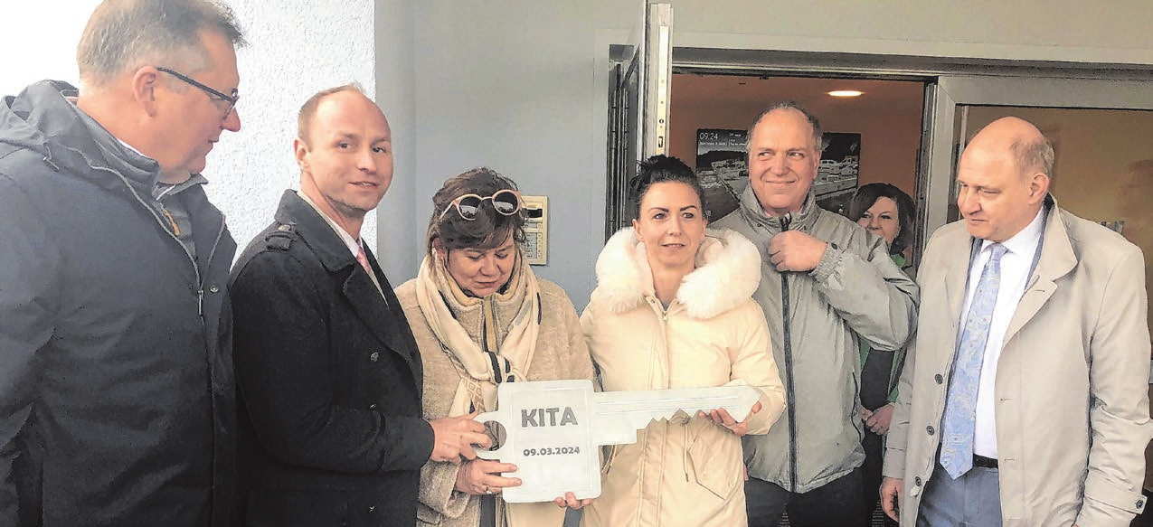 An der Schlüsselszene beteiligt (v.li.): Bauamtsleiter Mario Bessert, Bürgermeister Felix Menzel, Kita-Leiterin Simone Raasch, die für die Krippe zuständige Jenny Knitter, der LAG-Vorsitzende Jan Nickelsen und der havelländische Landrat Roger Lewandowski.