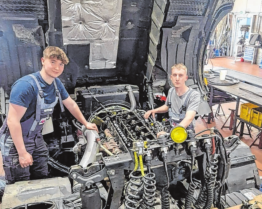 Operation am offenen Motor: Lehrlinge Angus Zunker und Till Arndt am Werk Foto: Autodienst Stange