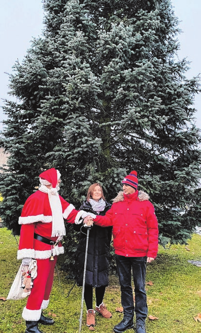 Frank Balzer, Susanne Gawrisch und der Weihnachtsmann knipsten pünktlich die Lichter der Lindenallee an.