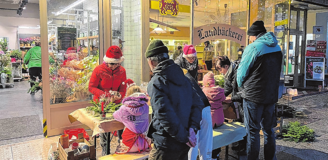 Bei Blume 2000 wurden fleißig Weihnachtsgestecke für die Adventszeit gebastelt.