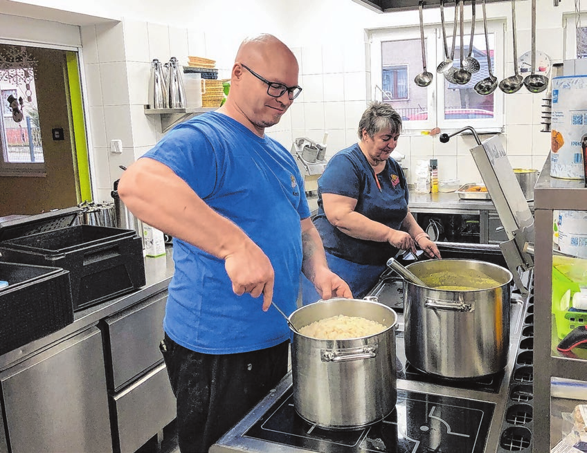 Immer frisch gekochtes und gesundes Essen: In der Kitaküche wirbeln Fabian Diederichs und Silke Willmann. Täglich gibt es zum Mittag auch einen frischen Salat.