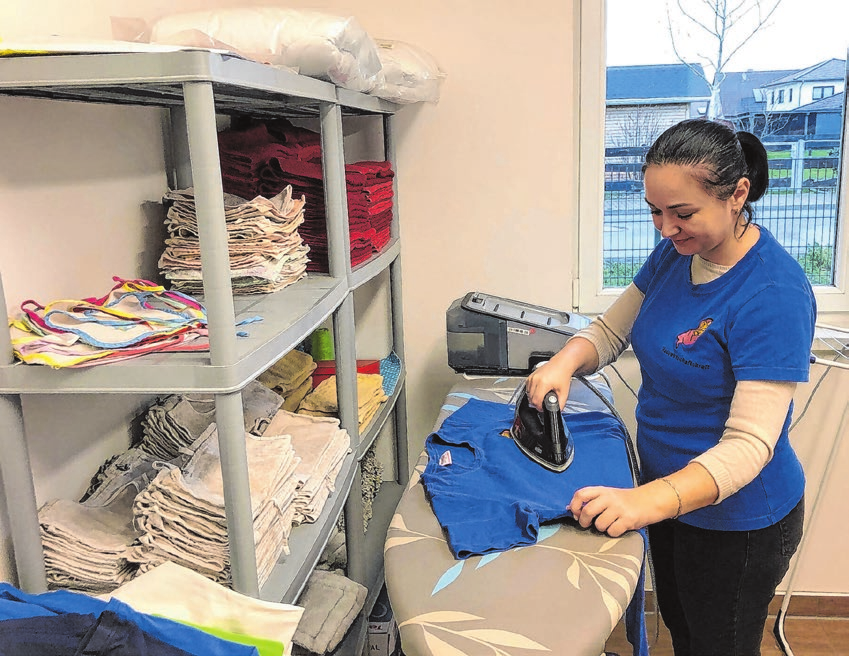 Saubere Wäsche: Hauswirtschaftlerin Daniela Cazacu kümmert sich um Lätzchen, Handtücher, Bettwäsche der Kinder und Arbeits-T-Shirts der Mitarbeiter.