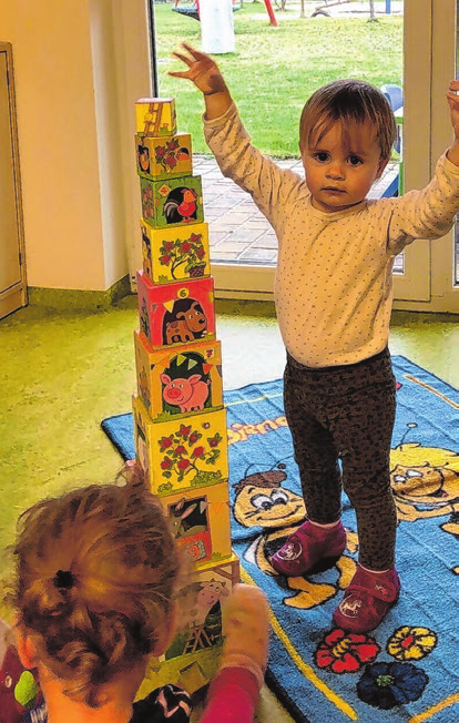 Hoch hinaus: Die kleine Lucy ist stolz auf den gebauten Turm.